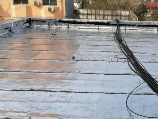 昭苏卫生间漏水维修公司分享下昭苏屋面楼顶防水刚性防水层施工要点。